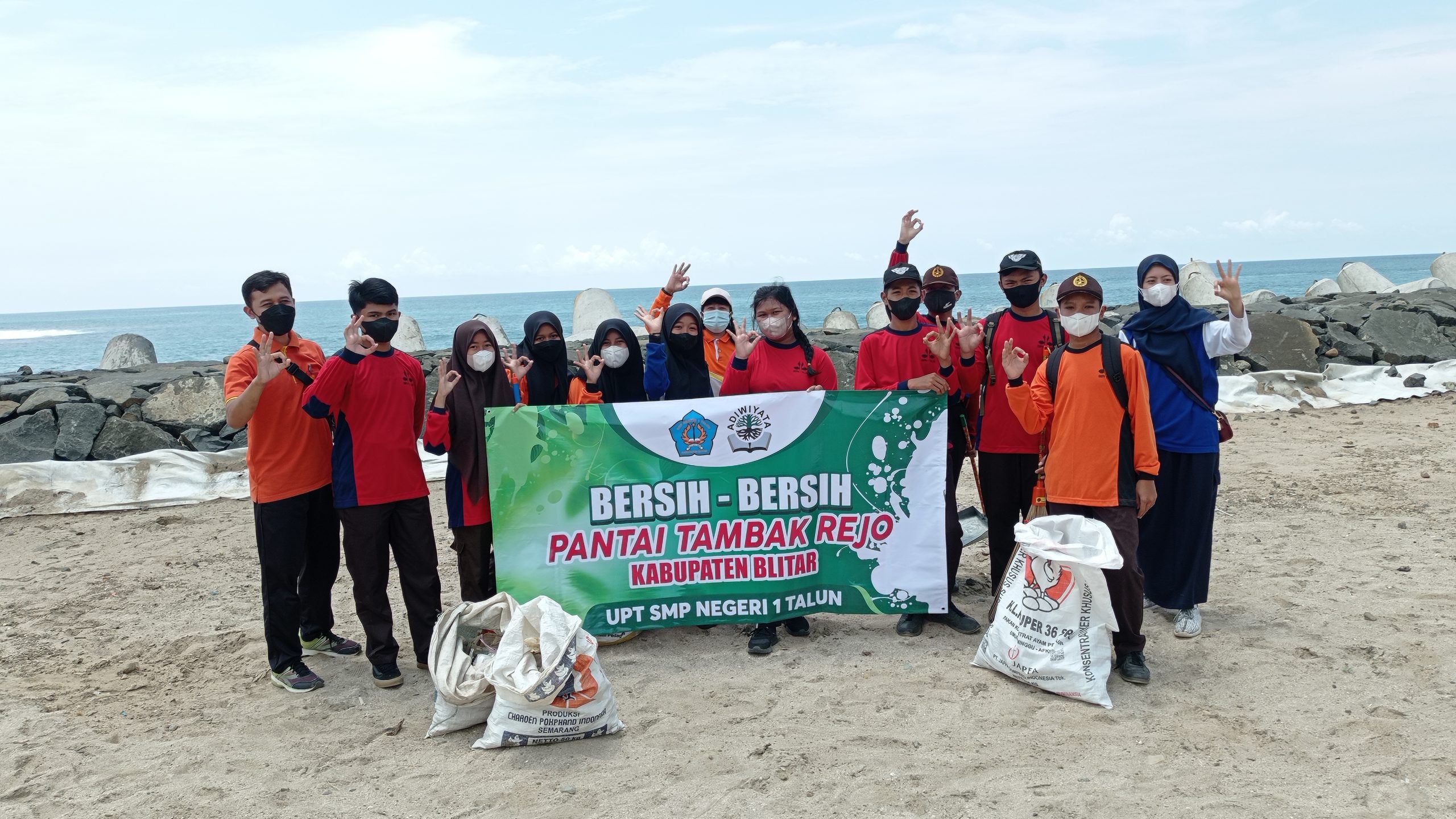 Bersih-Bersih Sampah di Pantai Tambak Rejo, Wonotirto, Kabupaten Blitar